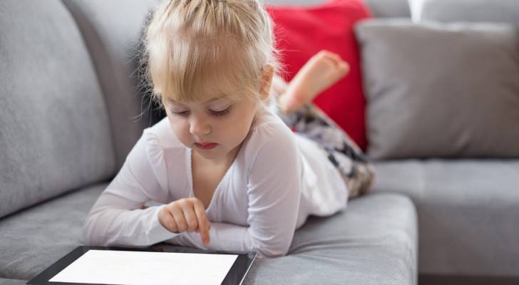 تطبيق جديد يمكّن الآباء من مراقبة ما يتابعه أطفالهم على الأجهزة الإلكترونية