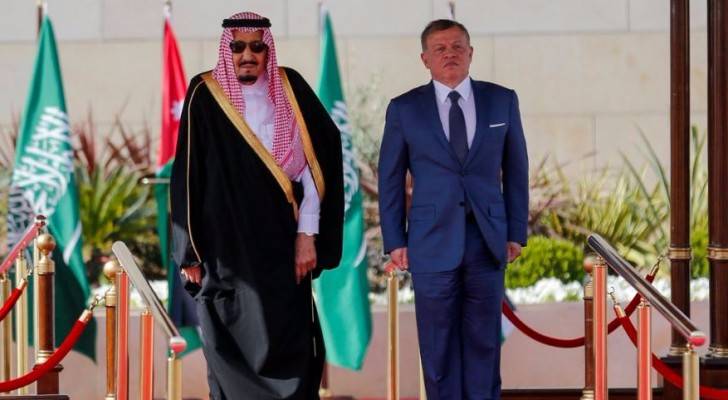 الملك يستقبل ضيف الأردن الكبير خادم الحرمين الشريفين لدى وصوله إلى عمان