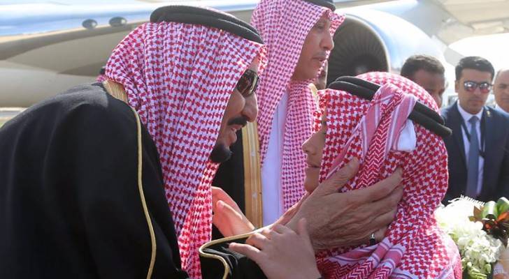  الملك سلمان يستقبل باقة ورد من طفل أردني يرتدي الشماغ الأحمر 