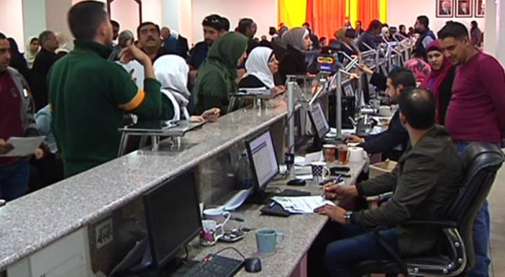 مواطنون يصدرون بطاقات ذكية