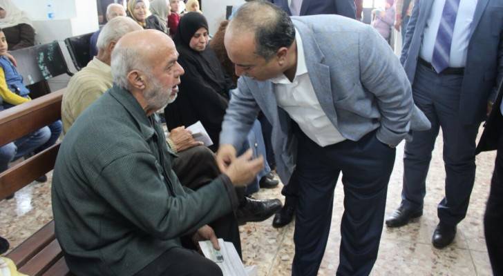 الشهوان خلال زيارته لمكتب احوال وجوازات ماركا