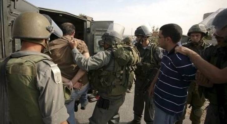 الاحتلال يعتقل 3 فلسطينيين في الخليل