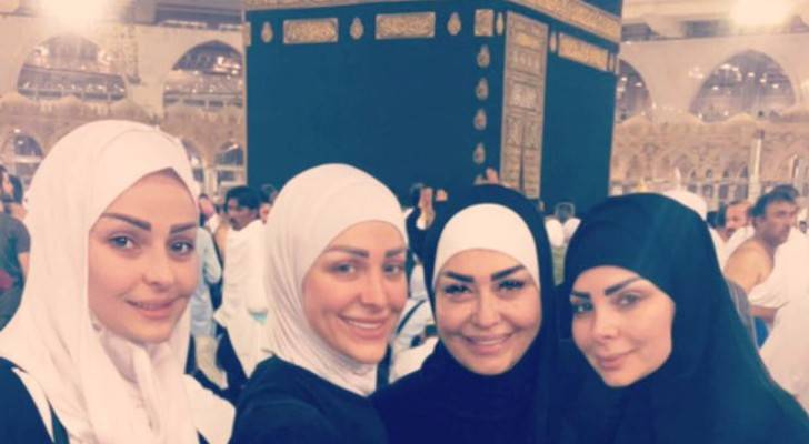 ديانا كرزون تؤدي العمرة برفقة والدتها وشقيقاتها