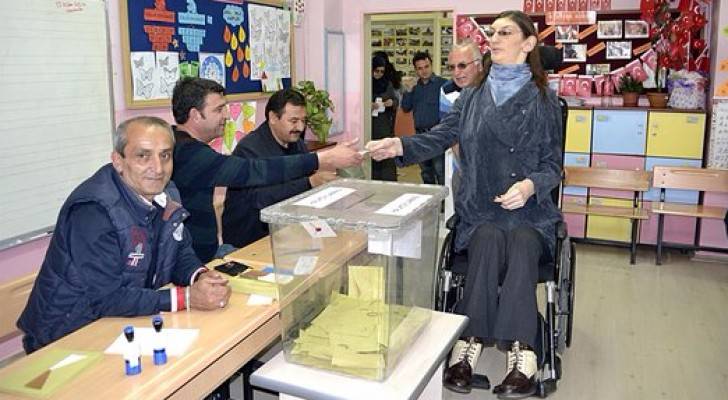 اطول فتاة بالعالم تشارك في الاستفتاء بتركيا  