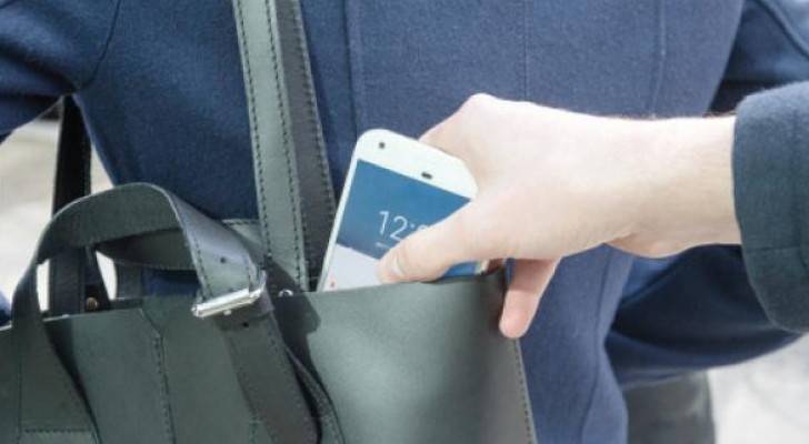 تعتبر الهواتف الذكية من أكثر الأغراض الشخصية عرضة للسرقة
