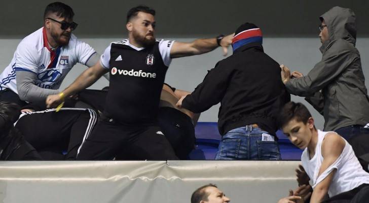 جماهير الفريق اشتبكت في المدرجات