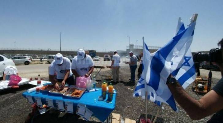 مستوطنون يشوون اللحم قبالة سجن "عوفر"