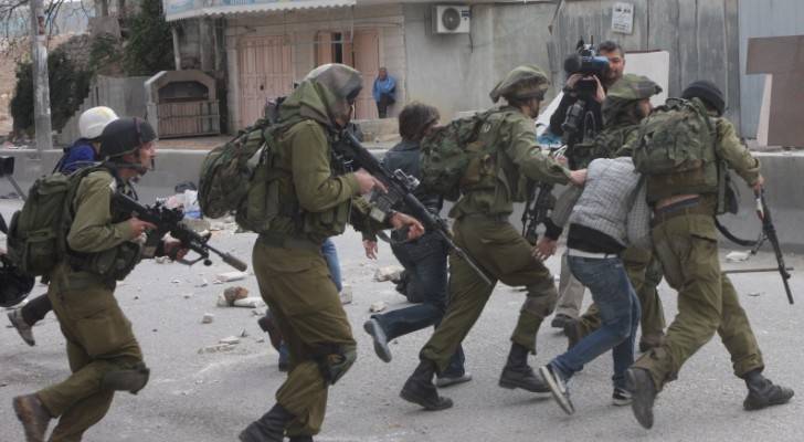 قوات الاحتلال تعتقل فلسطينيين - ارشيفية 