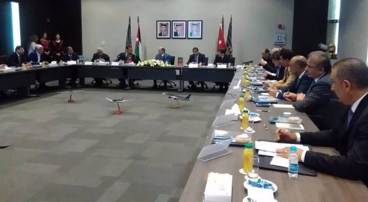 رئيس الوزراء والفريق الاقتصادي يزورون "الملكية الاردنية"
