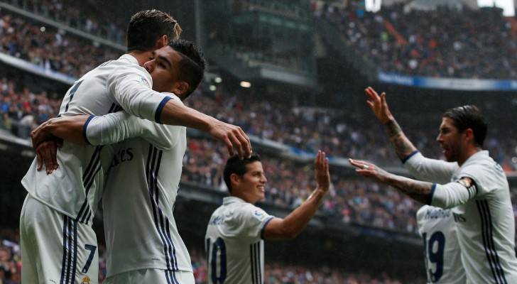 لاعبو ريال مدريد يحتفلون بهدف في مرمى فالنسيا
