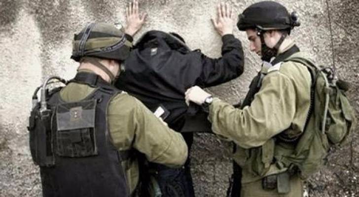 عناصر من شرطة الاحتلال تعتقل شابا فلسطينيا - ارشيفية 