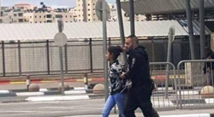 الاحتلال يعتقل فلسطينية بحجة محاولة الطعن على حاجز قلنديا