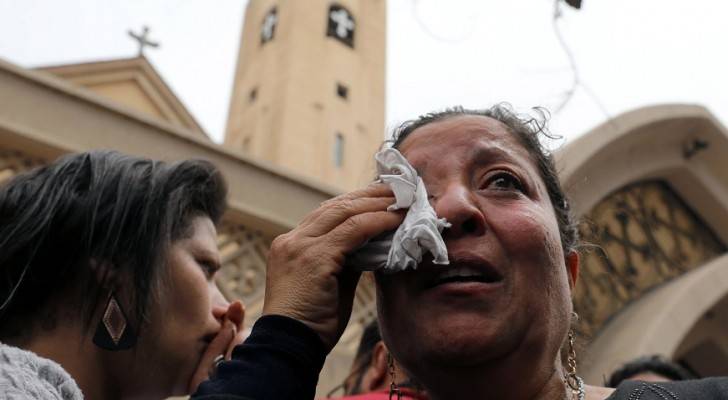 سيدة تبكي بعد تفجير استهدف كنيسة للأقباط في اسكندرية