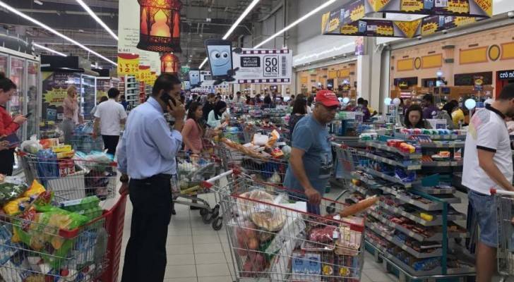 اقبال القطريون على المتاجر بعد إغلاق الحدود