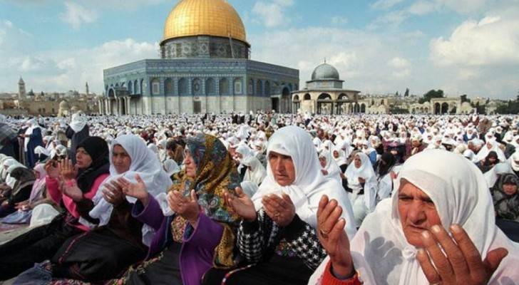 نحو ٣٠٠ ألف فلسطيني صلوا في الأقصى بثالث جمع رمضان