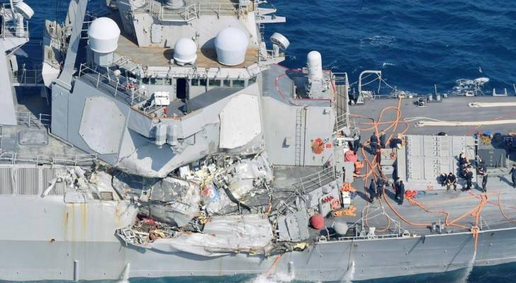 فقدان ٧ بتصادم مدمرة أمريكية بسفينة تجارية فلبينية