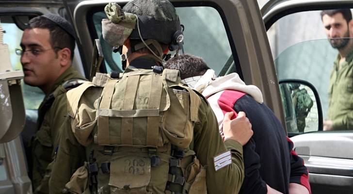 الاحتلال يعتقل ثلاثة فلسطينيين في الخليل