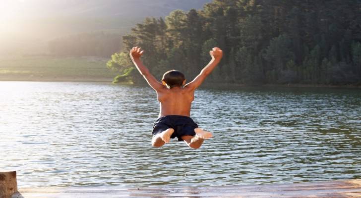 القفز في المياه الباردة خطر على صحة طفلك