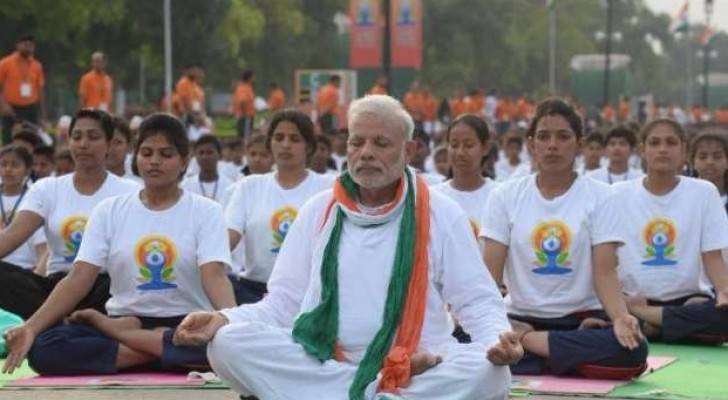 رئيس الوزراء الهندي يمارس اليوجا مع ٥٠ ألف شخص