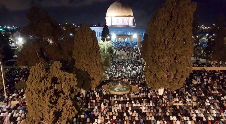 عشرات آلاف الفلسطينيين يحيون 'ليلة القدر' في المسجد الأقصى