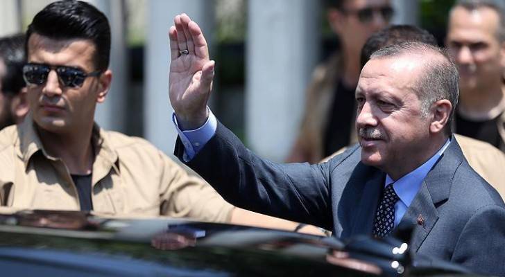 أردوغان يتهم الخليج بالتطاول على قطر ويدافع عن قواته فيها