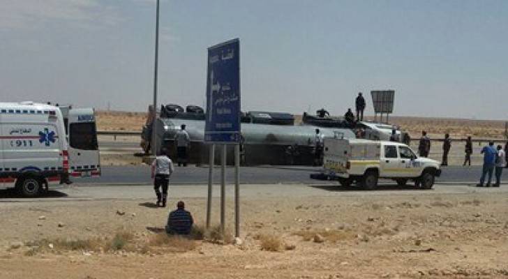 بالصور: تدهور شاحنة محملة مواد نفطية على الطريق الصحراوي