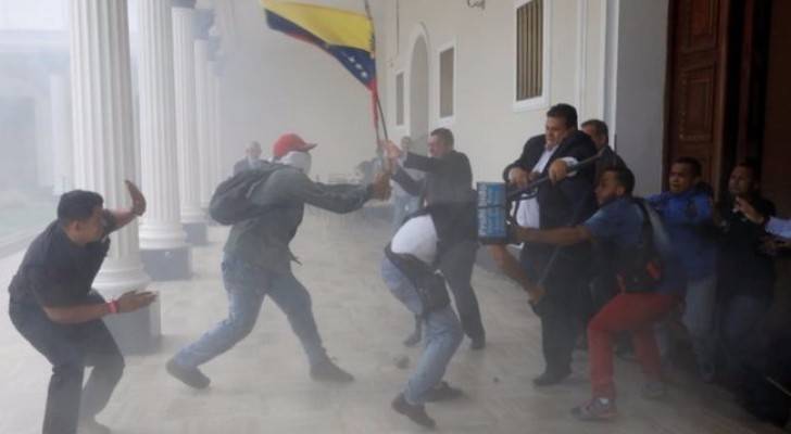 أنصار الحكومة يقتحمون البرلمان الفنزويلي