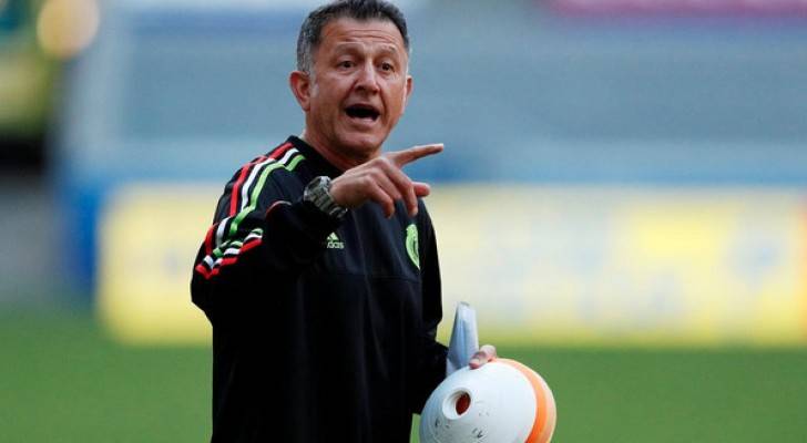 إيقاف مدرب المكسيك ٦ مباريات بسبب الحكم السعودي