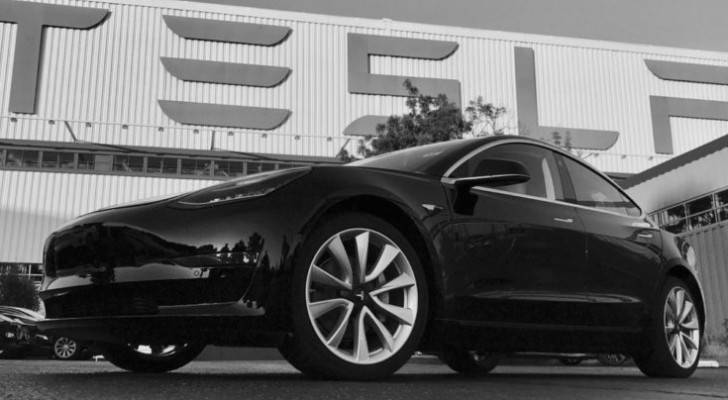 إيلون ماسك يعرض أول نموذج من سيارة Tesla Model ٣