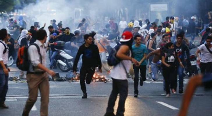 قتيل وعشرات الجرحى خلال تظاهرات في فنزويلا