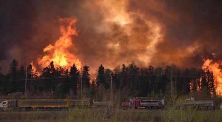 الجيش الكندي يتدخل لإطفاء حرائق تلتهم الغابات غربي البلاد