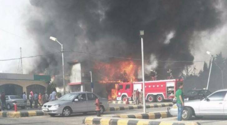 بالفيديو والصور.. حريق ضخم بمستودع للاجهزة الكهربائية في عمان
