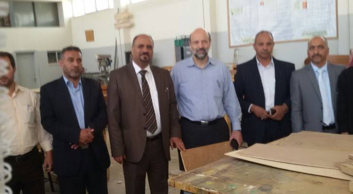 الرزاز يتفقد قاعات امتحان التوجيهي التابعة لقصبة معان