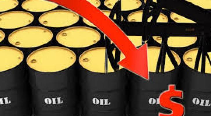 النفط يتراجع وسط انخفاض الالتزام بتخفيضات أوبك
