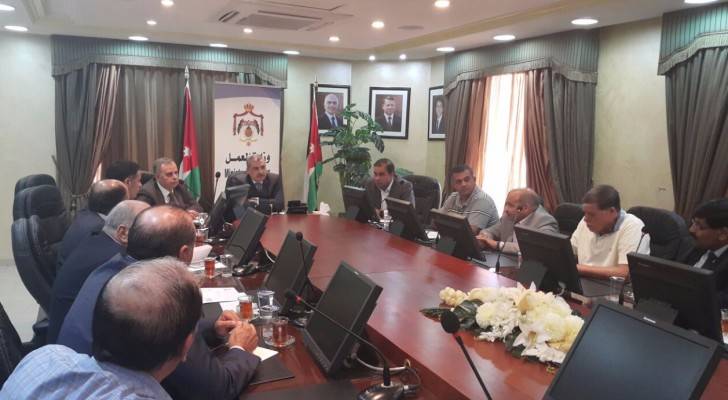 وزير العمل يحث الأردنيين على الانخراط بقطاع تربية الدواجن