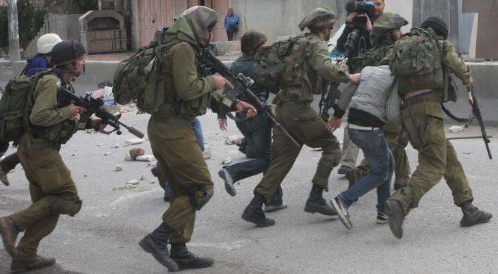 الاحتلال يعتقل ١٦ فلسطينيا بالضفة الغربية
