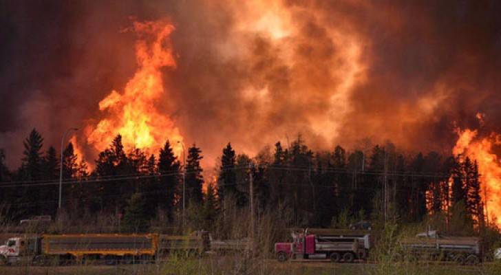 كندا.. نزوح أكثر من ٤٥ ألف شخص بسبب حرائق الغابات