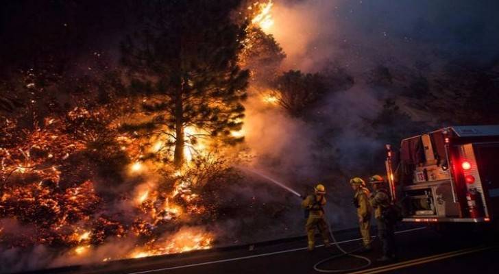 اميركا: اخلاء سكان بلدة في كاليفورنيا بسبب حرائق الغابات