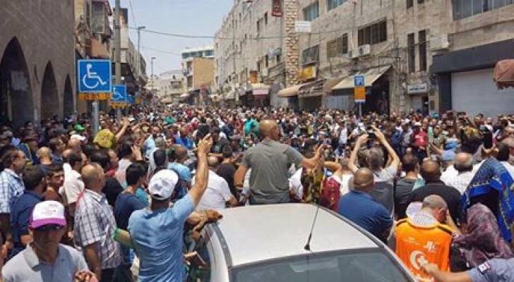  الآلاف يحتشدون في شارع صلاح الدين في القدس المحتلة عقب منعهم من الوصول الى المسجد الأقصى