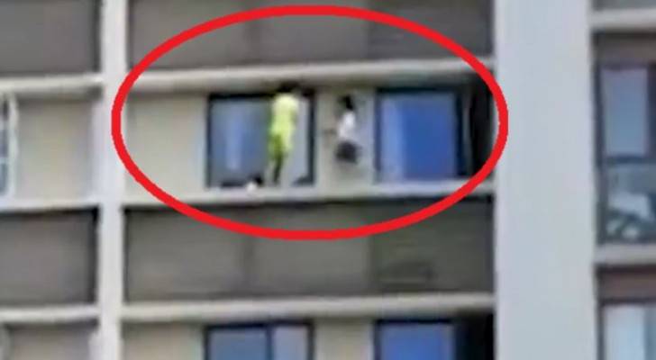 بالفيديو.. طفلان يلهوان على حافة نافذة بالطابق العاشر بالصين