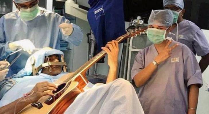 هندي يعزف الغيتار أثناء خضوعه لجراحة في المخ