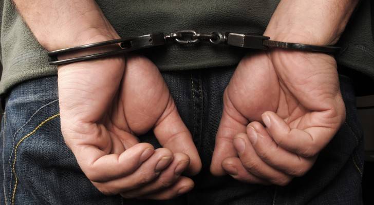 القبض على مطلوب بقضايا سلب في عمان