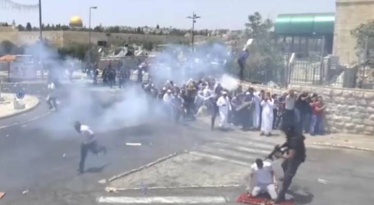 بالفيديو: شرطة الاحتلال تعتدي على شاب أثناء صلاته بشوارع القدس