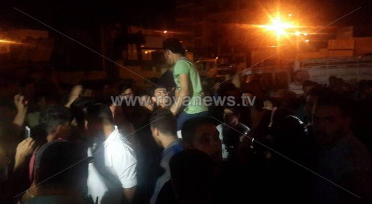 الأمن يفرق محتجين من أقارب الشاب المتوفى بحادثة السفارة الإسرائيلية