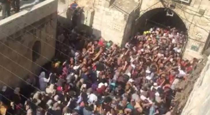 الآلاف يدخلون المسجد الأقصى من باب حطة