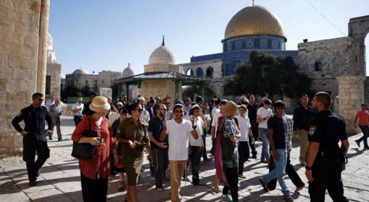 ١٤٠ مستوطنا متطرفا يقتحمون المسجد الاقصى