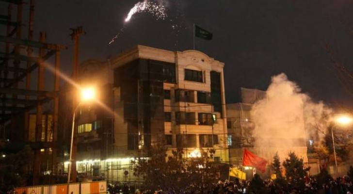صورة من اقتحام السفارة السعودية في إيران 