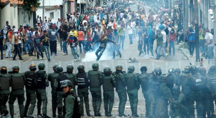 معارضون فنزويليون سئموا من التظاهر في الشارع