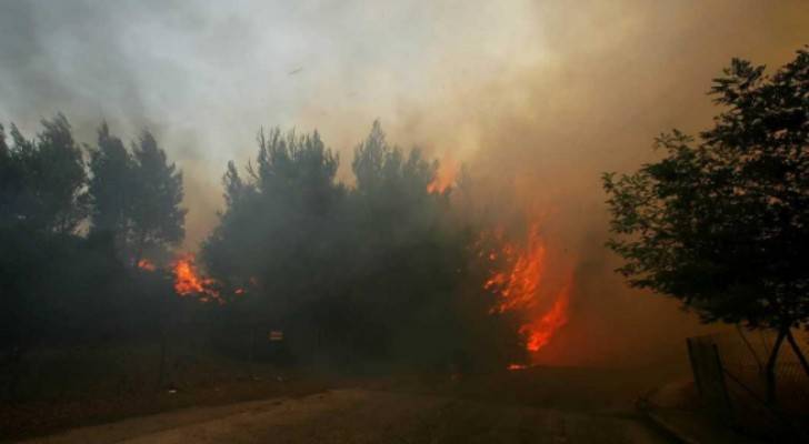 حريق غابات قرب أثينا يدفع السكان للفرار