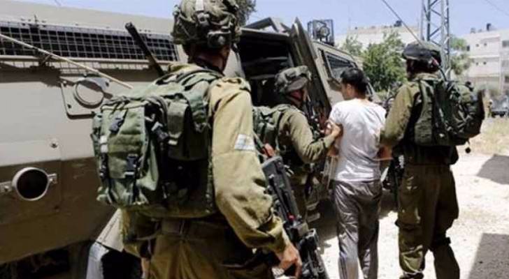 الاحتلال يعتقل ١٢ فلسطينيا بمداهمات بالضفة